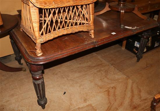 Victorian mahogany dining table on reeded tapered legs, brass cups & castors (two addit. leaves)